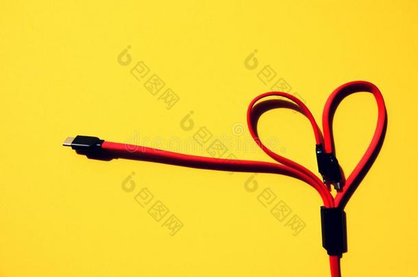 红色的许多委托者缆绳心形状向黄色的背景