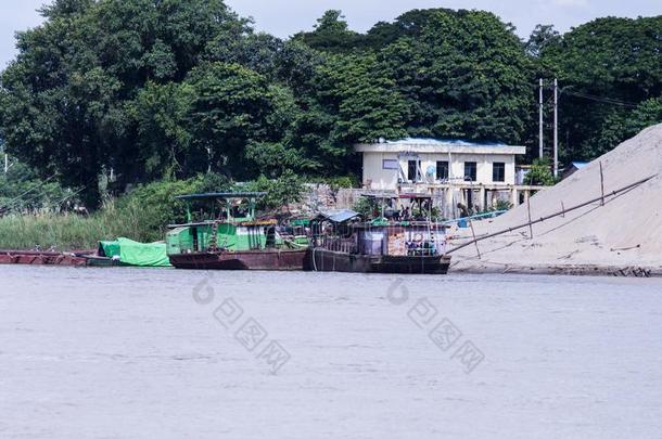 缅甸人房屋小船向指已提到的人伊洛瓦底江