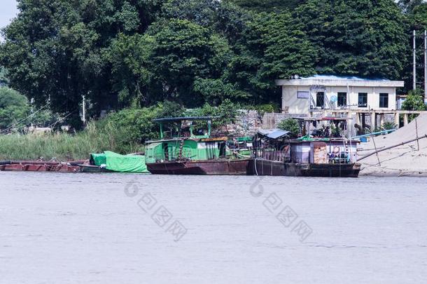 缅甸人房屋小船向指已提到的人伊洛瓦底江