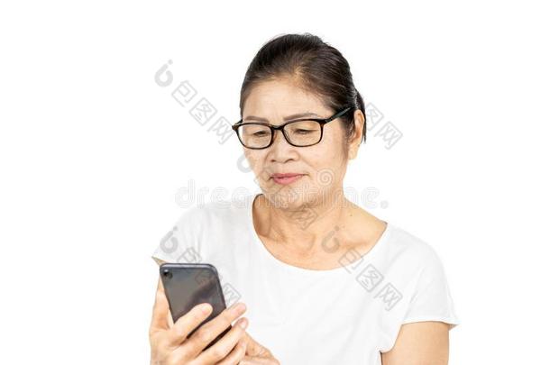 老的亚洲人女人使用聪明的电话为社会的媒体生活方式