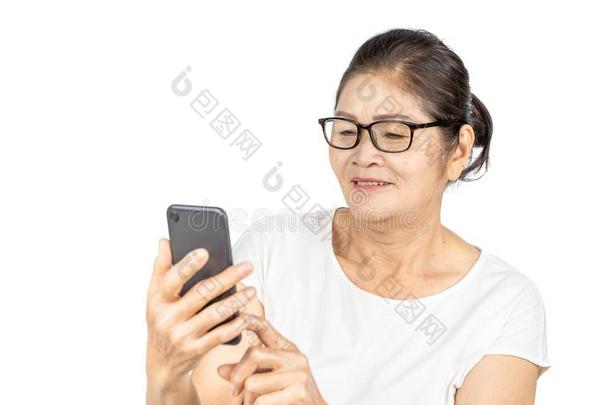老的亚洲人女人使用聪明的电话为社会的媒体生活方式