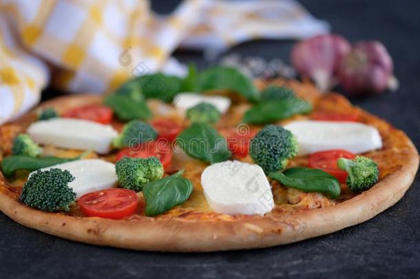 意大利人意大利薄饼和意大利干酪奶酪,番茄,花椰菜,香料
