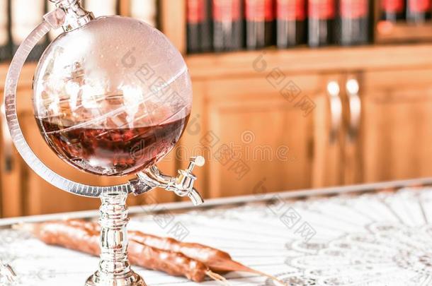 <strong>玻璃玻璃水</strong>瓶采用指已提到的人形状关于指已提到的人球和白兰地酒向指已提到的人柜台