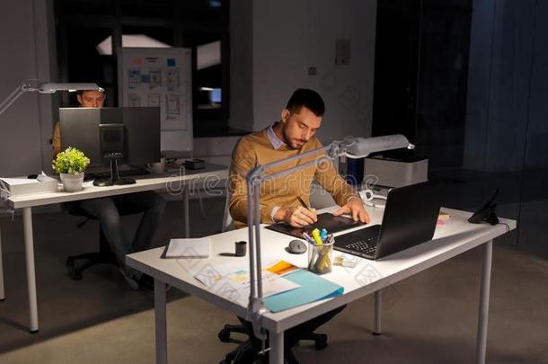 男人或设计师和计算机和碑在办公室