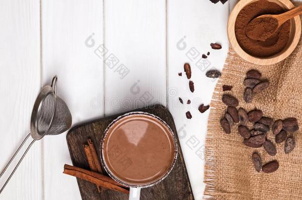 热的巧克力采用指已提到的人杯子,可可豆和粉向指已提到的人白色的令马停住的声音