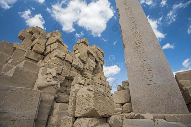 方尖石塔和象形文字和古代的埃及的卡纳克神庙庙