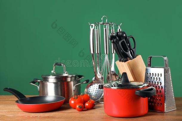 放置关于干净的烹饪用具和器具向表