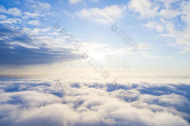 空气的看法白色的云采用蓝色天.顶看法.看法从雄蜂.