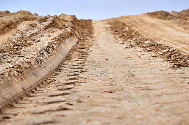 轮子小路向地面.使疲惫小路向泥泞的路