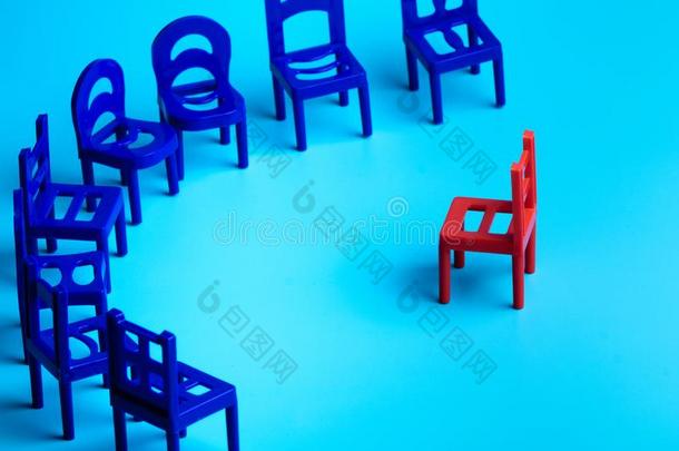 红色的塑料制品椅子放置相对的一半圆形关于蓝色椅子s