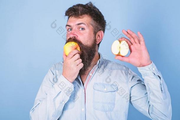 男人有胡须的食物成果,保存苹果蓝色背景.一半的关于计算机应用程序