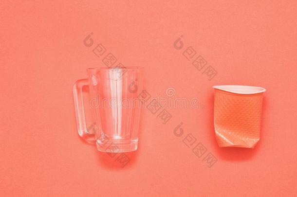 塑料制品杯子向活的珊瑚颜色.