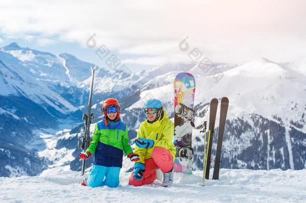 滑雪,冬,雪,太阳和乐趣-小孩,男孩和女孩所有趺