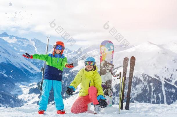 滑雪,冬,雪,太阳和乐趣-小孩,男孩和女孩所有趺