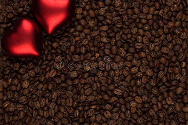 两个心向咖啡豆大量的背景