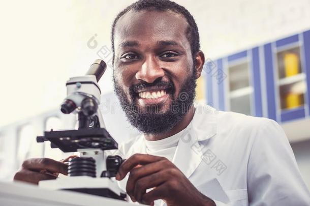 开始微生物学家微笑的工作的采用实验室