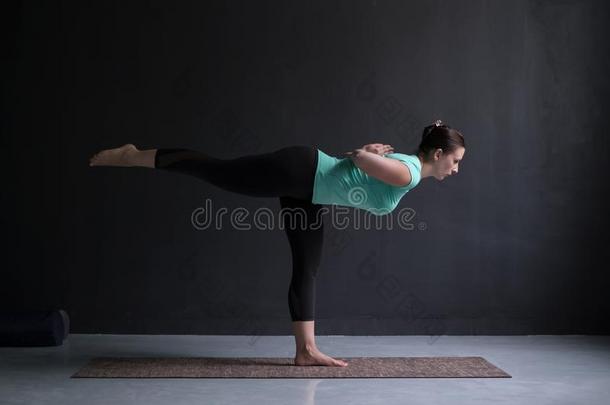 像运动家的适合女人练习瑜伽<strong>瑜珈</strong>的任何一种姿势Virabhadr<strong>瑜珈</strong>的任何一种姿势3