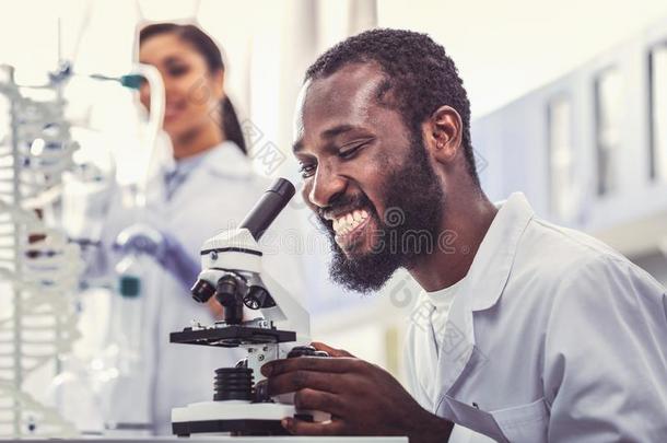 年幼的微生物学家感觉极端地幸福的