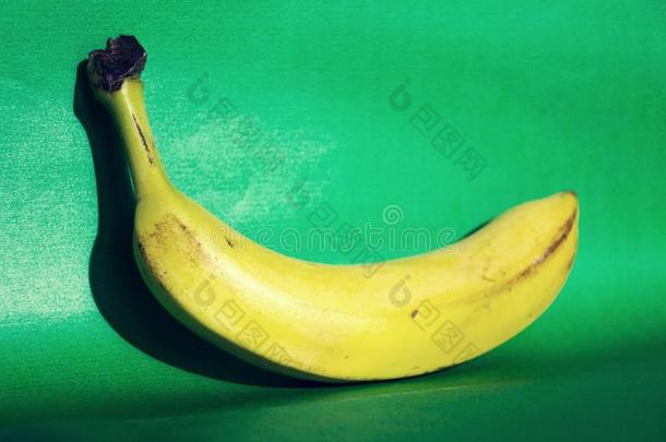 黄色的新鲜的香蕉说谎隔离的向绿色的背景