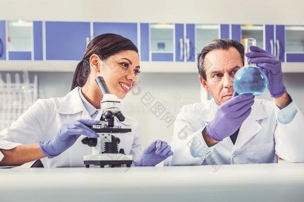 专业的生物学家展映玻璃管向他的助手