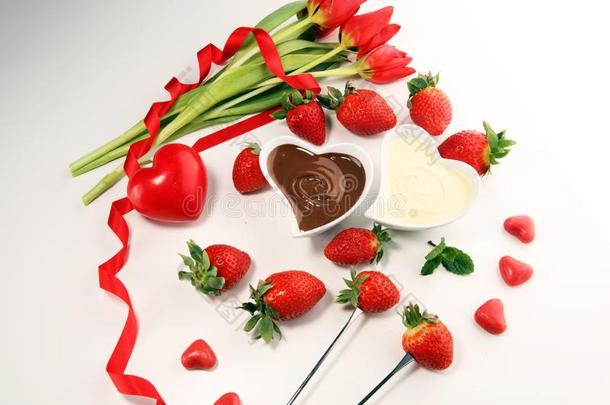 情人巧克力溶化奶油融化和新鲜的草莓和是