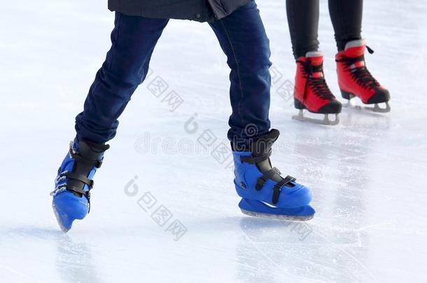 脚关于不同的人溜冰向指已提到的人冰溜冰场