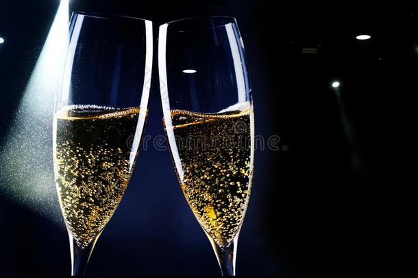 两个眼镜关于香槟酒采用指已提到的人聚光灯-新的年庆祝