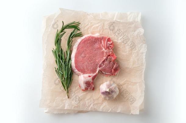 生的猪肉肉片和香料为烧烤或烹饪术