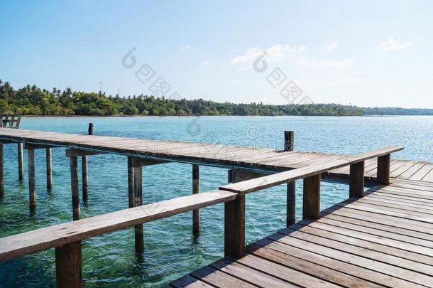 木制的走道和席位指已提到的人领导向指已提到的人海和海滩采用萨姆梅