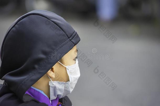 东南亚国家联盟男孩穿着一m一sk向预防灰尘采用B一ngkok,Th一il一nd
