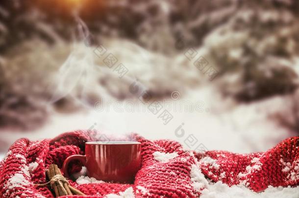 红色的杯子和热的喝看台有<strong>包装</strong>的和暖和的<strong>围巾</strong>向雪