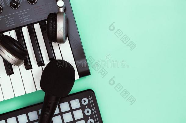 音乐键盘仪器向蓝色复制品空间为音乐海报Colombia哥伦比亚
