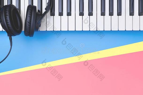 音乐键盘合成者向蓝色复制品空间为音乐海报英语字母表的第3个字母