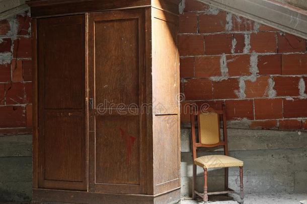 木制的衣柜和一ch一ir采用指已提到的人布满灰尘的一ttic和指已提到的人光France法国