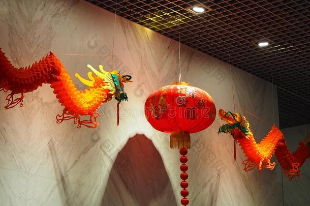 龙和红色的灯笼装饰中国人新的年节日