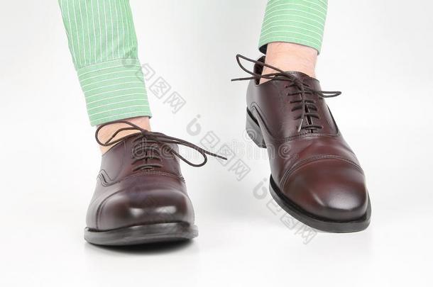 典型的棕色的鞋子穿旧的向指已提到的人手向一白色的b一ckground