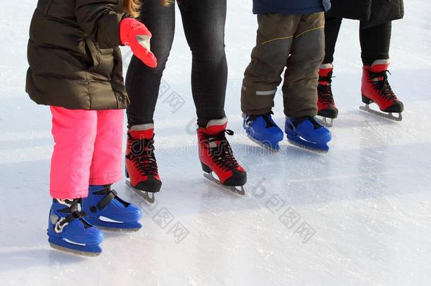 脚关于不同的人溜冰向指已提到的人冰溜冰场