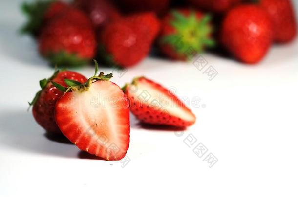 红色的草莓向白色的背景和空间为写用词