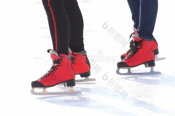 脚采用红色的溜冰鞋向一冰r采用k
