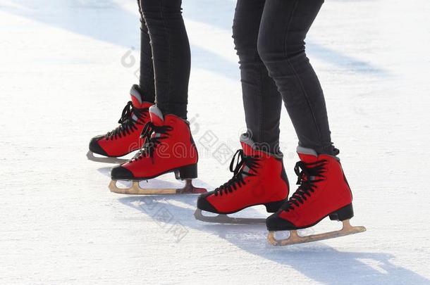 脚采用红色的溜冰鞋向一冰r采用k