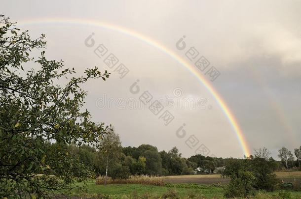 美好<strong>的</strong>以<strong>天空</strong>为主题<strong>的</strong>画.<strong>下雨的</strong>天和彩虹