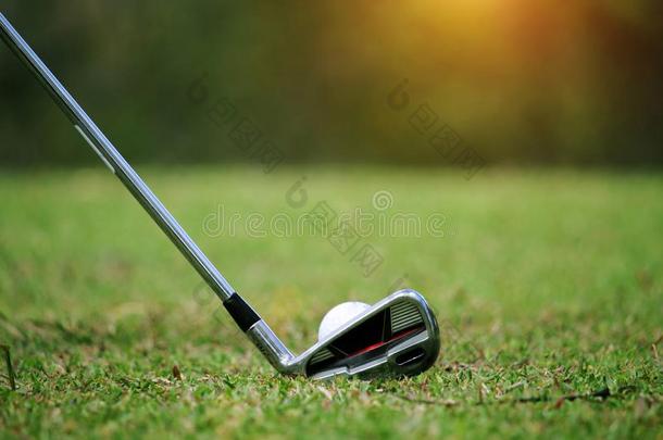 变模糊高尔夫球俱乐部和高尔夫球球关在上面采用草田和太阳