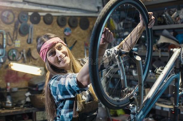 年幼的女人<strong>纠正</strong>自行车轮子