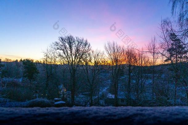日出越过美丽的冬风景