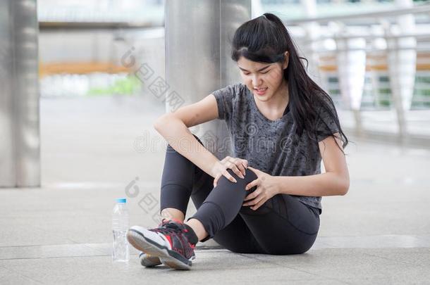 亚洲人健康年幼的女人跑步伤害腿意外事件关于锻炼