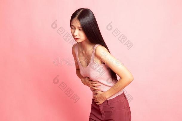 年幼的亚洲人女人得到胃痛