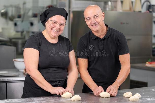 糕点厨师长制造美味的羊角面包采用指已提到的人糕点商店基茨