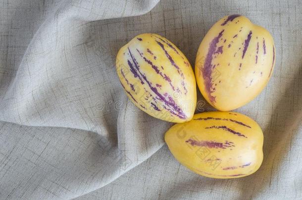 3成熟的佩皮诺瓜向一米黄色布