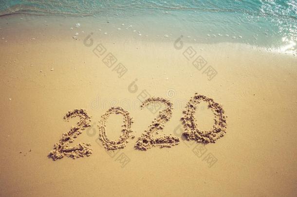 幸福的新的年2020观念,2020数字字体向指已提到的人海是