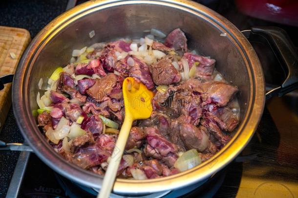 游戏匈牙利<strong>红</strong>烩牛肉采用罐和stirr采用g勺